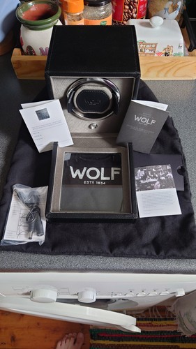 Wolf cub watch winder - wolf,